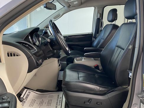 Used 2014 Chrysler Town & Country Touring image 20