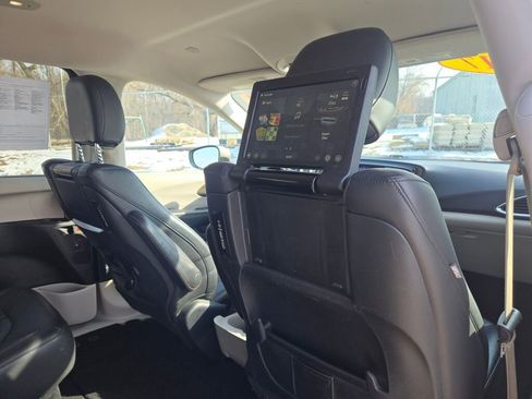 Used 2017 Chrysler Pacifica Touring-L Plus image 9