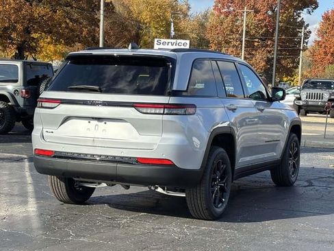 New 2025 Jeep Grand Cherokee Altitude image 30
