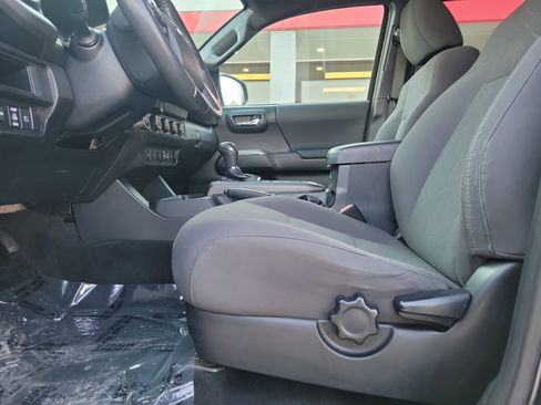 Used 2019 Toyota Tacoma TRD Sport w/ Technology Package image 16