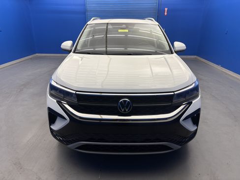 Certified 2023 Volkswagen Taos SE w/ Panoramic Sunroof Package FWD image 3