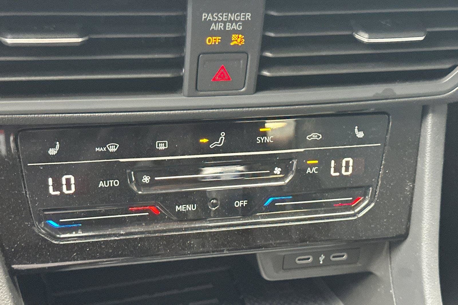 Certified 2025 Volkswagen Jetta SE FWD image 19