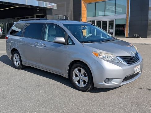 Used 2014 Toyota Sienna LE image 3