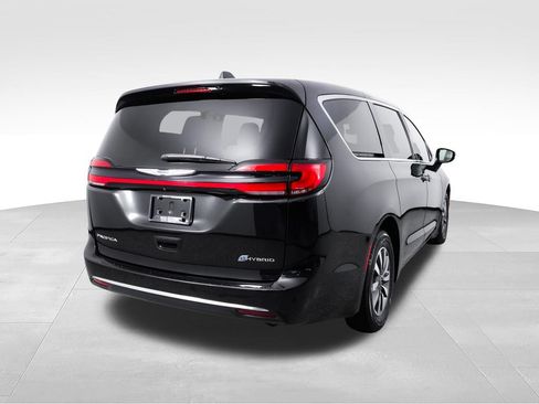 Used 2022 Chrysler Pacifica Touring-L FWD image 10