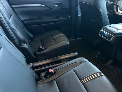 Used 2018 Toyota Highlander SE FWD image 20