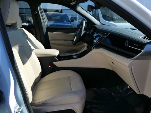 Used 2022 Jeep Grand Cherokee Limited 4xe w/ Luxury Tech Group II image 24