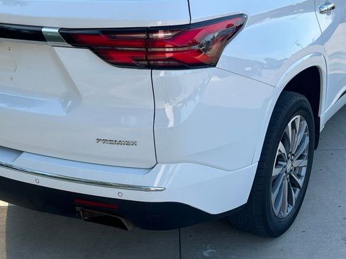 Used 2023 Chevrolet Traverse Premier FWD image 13