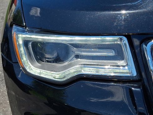 Used 2019 Jeep Grand Cherokee Overland AWD/4WD image 9