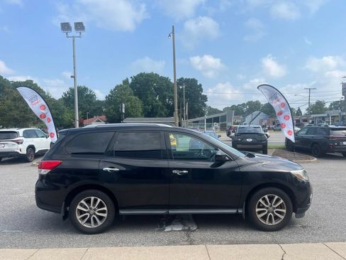 Used 2016 Nissan Pathfinder SV w/ SV Cold Weather Package FWD image 3