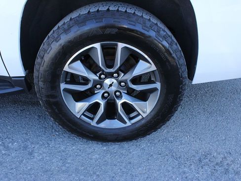 Used 2018 Chevrolet Suburban LS w/ All-Season Package image 9