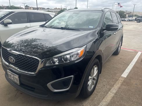 Used 2018 Kia Sorento LX image 3