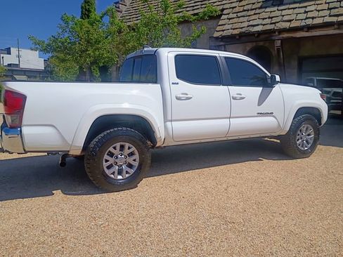 Used 2018 Toyota Tacoma SR5 w/ SR5 Appearance Package (SM) RWD image 15