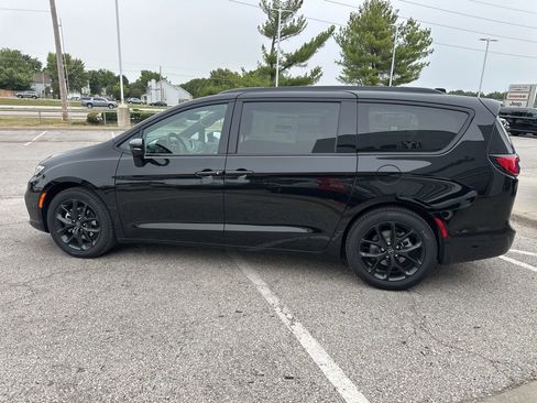 New 2026 Chrysler Pacifica Limited w/ S Appearance Package image 21