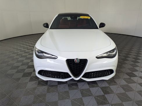 Used 2024 Alfa Romeo Giulia Veloce image 3