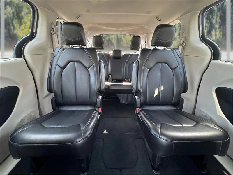 Used 2023 Chrysler Pacifica Touring-L FWD image 15