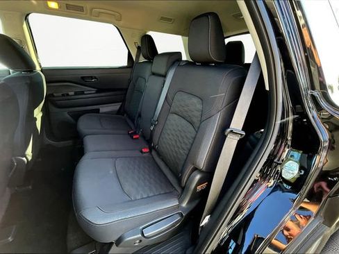 Used 2024 Nissan Pathfinder S image 16