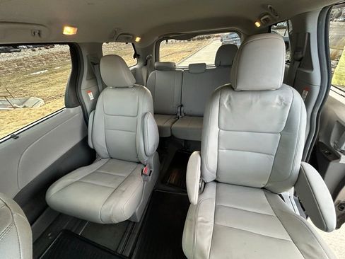 Used 2017 Toyota Sienna XLE Premium image 16