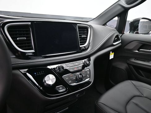 New 2027 Chrysler Pacifica Select FWD image 17