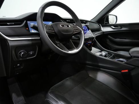 Used 2023 Jeep Grand Cherokee Altitude AWD/4WD image 12