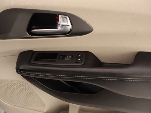 Used 2022 Chrysler Pacifica Touring-L FWD image 17