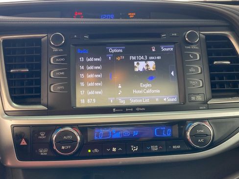 Used 2017 Toyota Highlander XLE AWD/4WD image 26