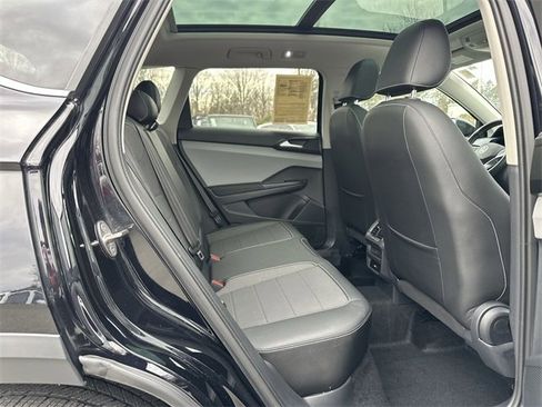 Used 2023 Volkswagen Taos SE w/ Panoramic Sunroof Package image 27