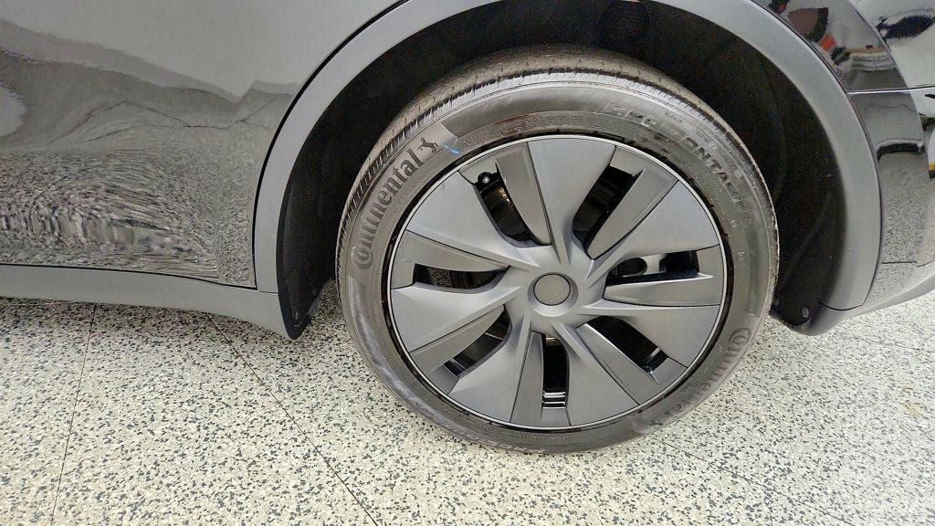 Used 2025 Tesla Model Y Long Range AWD/4WD image 9