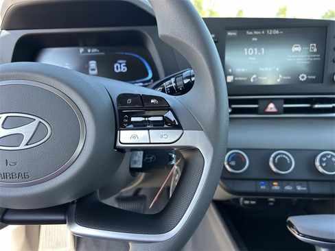 New 2025 Hyundai Elantra SE image 25