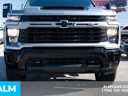 Used 2024 Chevrolet Silverado 2500 Custom w/ Custom Value Package image 9