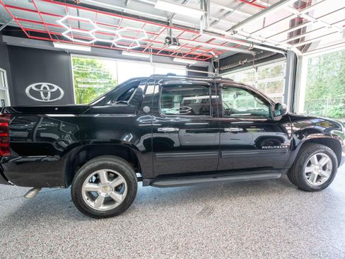 Used 2013 Chevrolet Avalanche LT w/ All-Star Edition AWD/4WD image 4