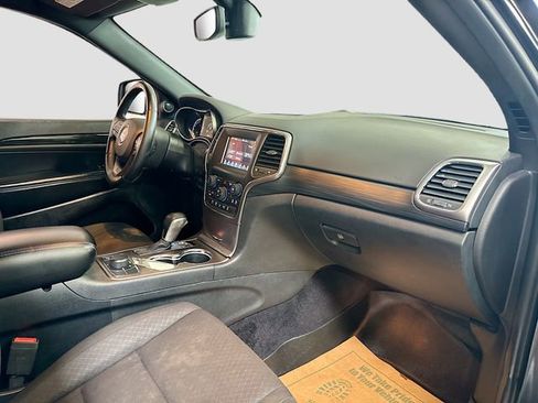 Used 2019 Jeep Grand Cherokee Laredo AWD/4WD image 28
