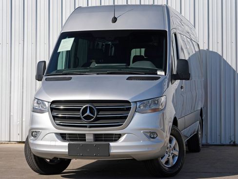 Used 2024 Mercedes-Benz Sprinter 2500 image 3