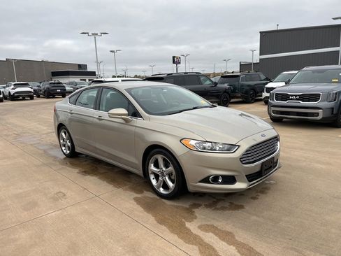 Used 2016 Ford Fusion SE w/ Equipment Group 201A FWD image 4