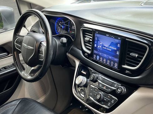 Used 2017 Chrysler Pacifica Touring-L FWD image 22