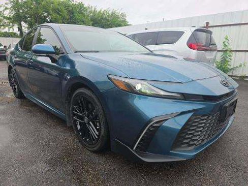 Used 2025 Toyota Camry SE FWD image 1