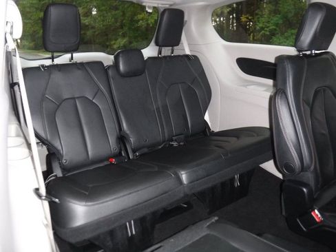 Used 2017 Chrysler Pacifica Touring-L image 17