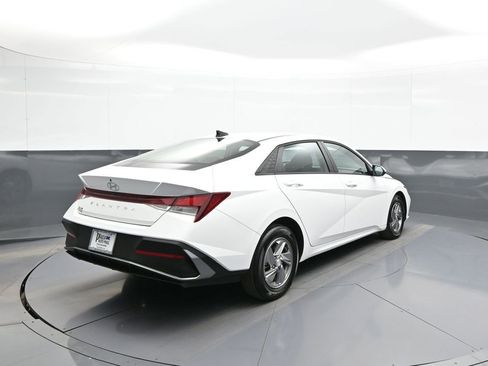 Certified 2025 Hyundai Elantra SE image 6