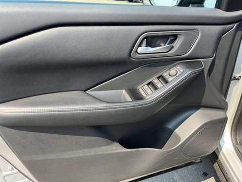 Used 2025 Nissan Rogue SV FWD image 18