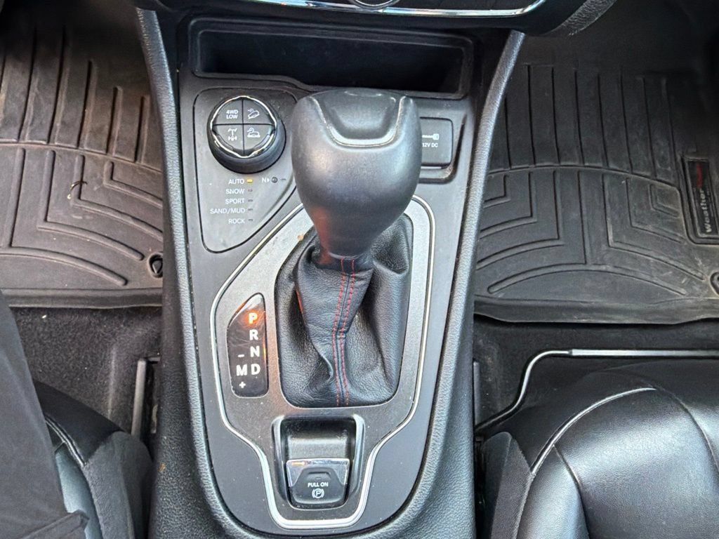 Used 2021 Jeep Cherokee Trailhawk w/ Comfort/Convenience Group AWD/4WD image 33