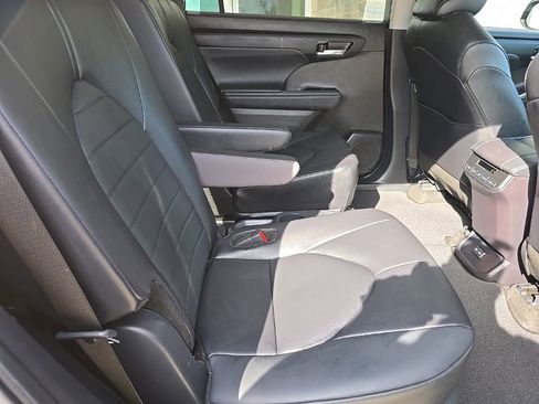 Used 2024 Toyota Highlander XLE image 32