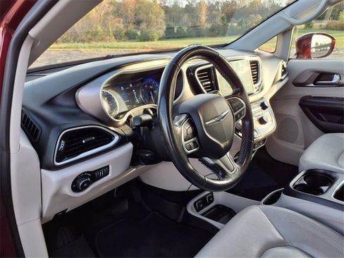 Used 2021 Chrysler Pacifica Touring-L image 47