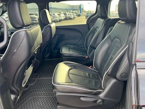 Used 2025 Chrysler Pacifica Premium image 22