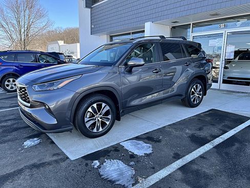 Used 2023 Toyota Highlander XLE AWD/4WD image 2