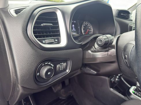 Used 2020 Jeep Renegade Latitude w/ Cold Weather Group AWD/4WD image 14
