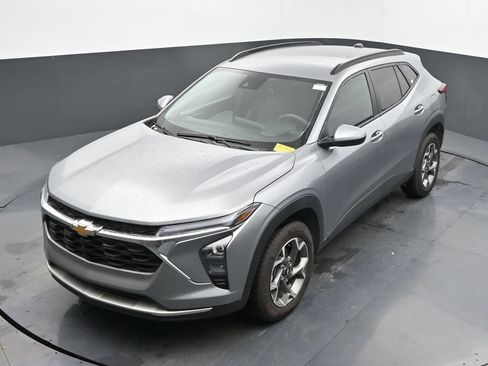 Used 2025 Chevrolet Trax LT FWD image 30
