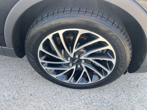Used 2019 Lincoln Nautilus Reserve FWD image 2
