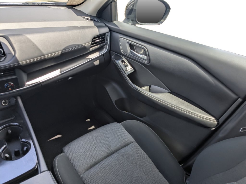 Used 2024 Nissan Rogue SV FWD image 18