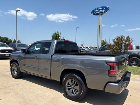 Used 2025 Nissan Frontier SV RWD image 3