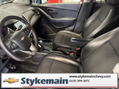 Used 2017 Chevrolet Trax LT w/ LT Convenience Package image 29