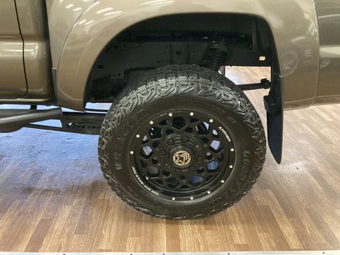Used 2012 Toyota Tacoma 4x4 Double Cab w/ TRD Off-Road Pkg image 10
